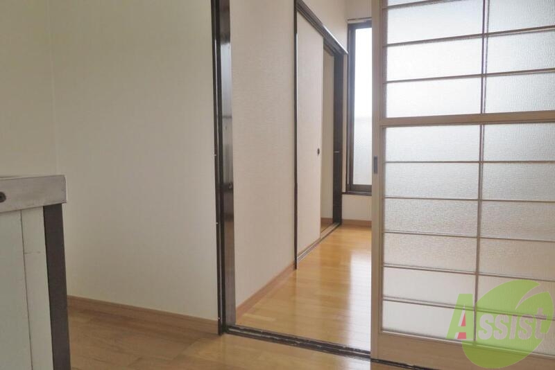 玄関　んーん。なんか気持ちがイイお部屋ですねー。やっぱりピカピカ