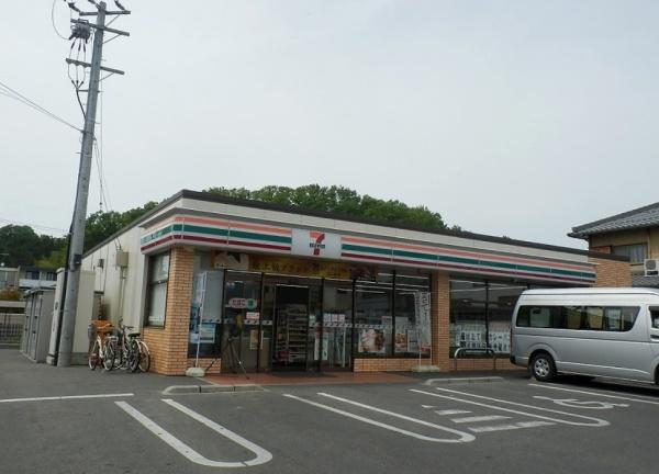 コンビニ　セブンイレブン彦根岡町店（コンビニ）まで487m