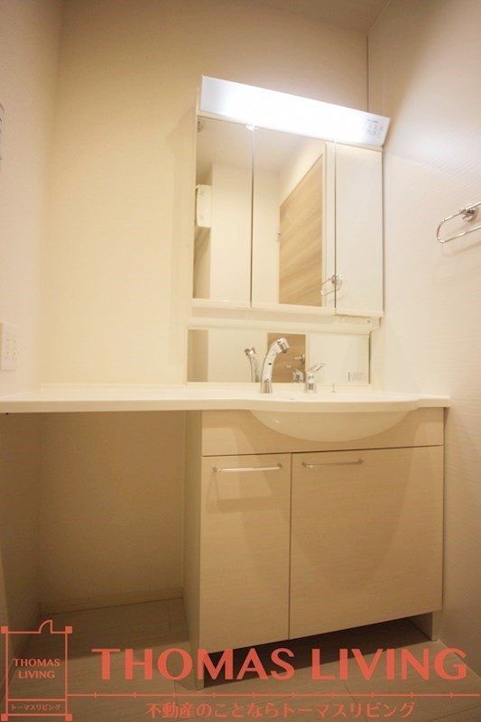 洗面設備　女性に嬉しい独立洗面台♪カウンターもついて、朝の準備が楽にな