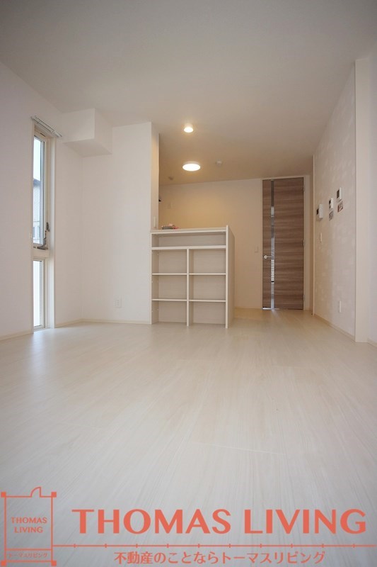 居室・リビング　カウンターキッチンから延びる清潔感溢れるリビング♪