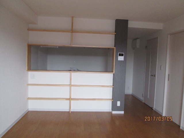 キッチン　対面キッチン。手前には木製の飾り棚。