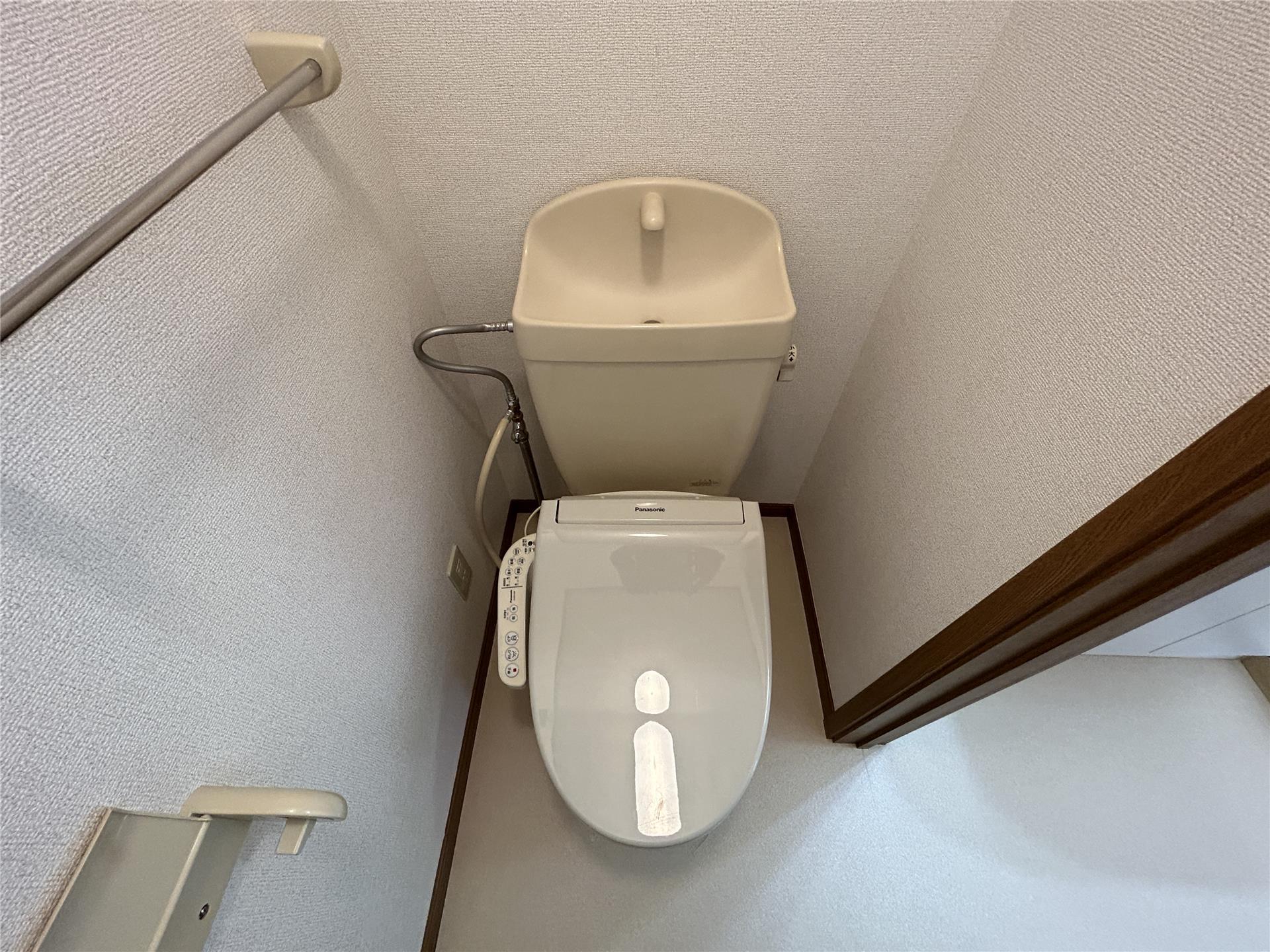 トイレ　温水洗浄暖房便座付トイレ