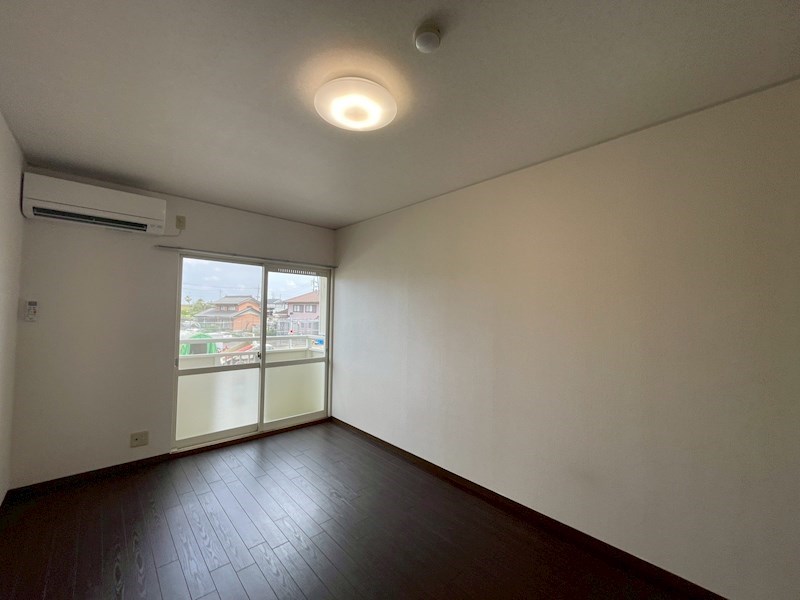 居室・リビング　窓から陽が差し込む明るい部屋♪