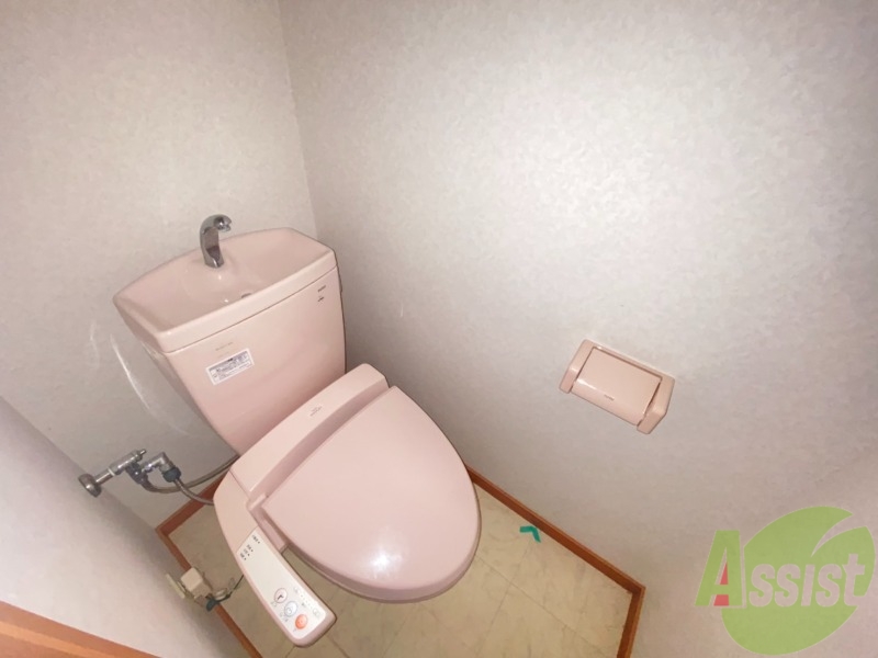 トイレ　嬉しいウォシュレット機能付きです。シャワートイレは便利ですね