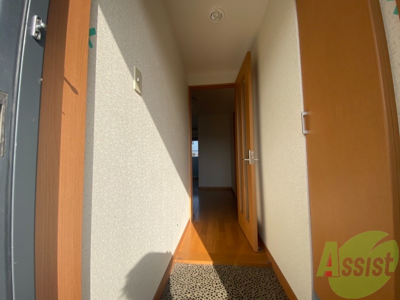 玄関　玄関から撮影しました。敷居が高くなくて安心ですね。