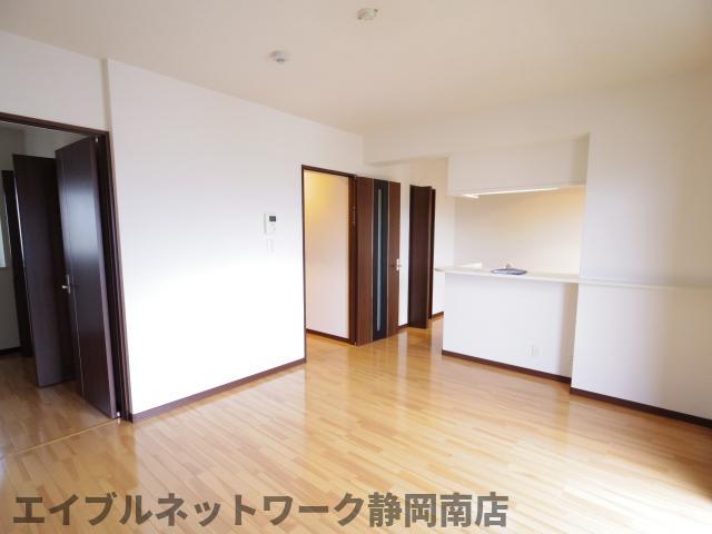 居室・リビング　こちらの居間で趣味の時間をお楽しみください
