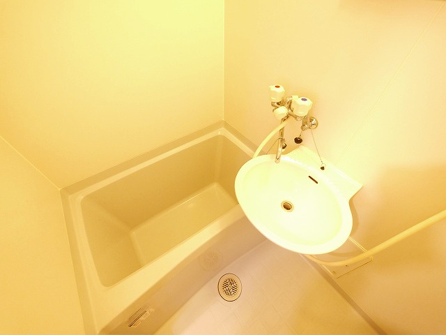 バス・シャワールーム　コンパクトで使いやすいお風呂です