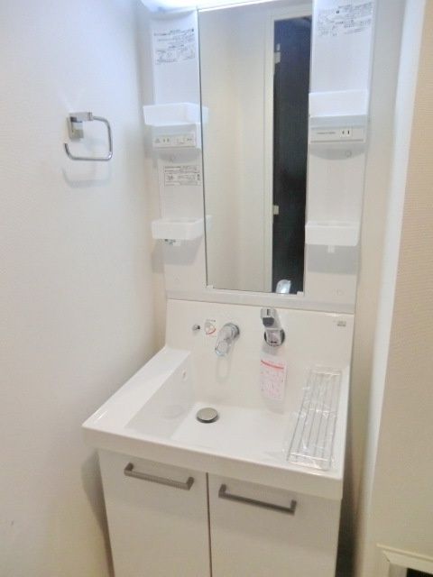洗面設備　うれしいシャンプードレッサー付洗面台です