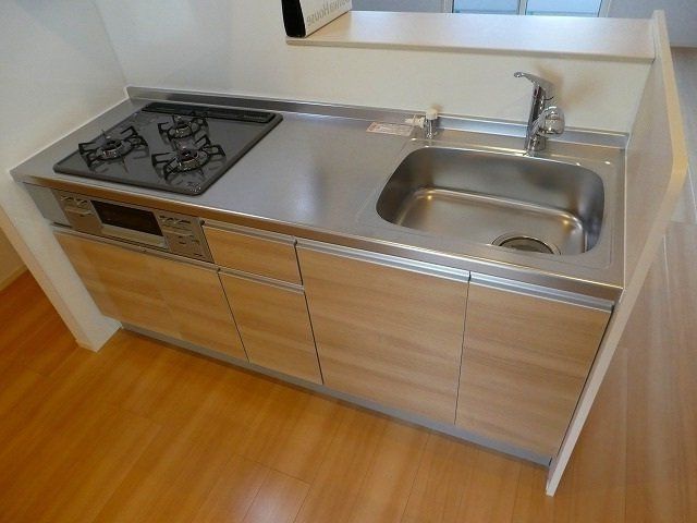 キッチン　3口ガスコンロのシステムキッチンです。