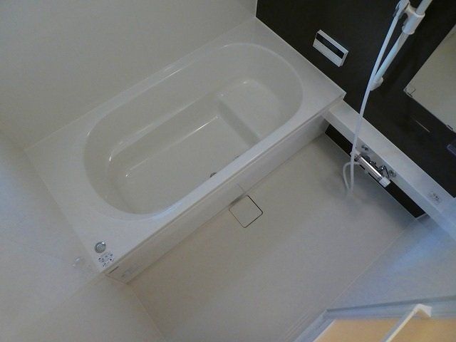 バス・シャワールーム　広めの浴室です。（追焚き・浴室乾燥機付）
