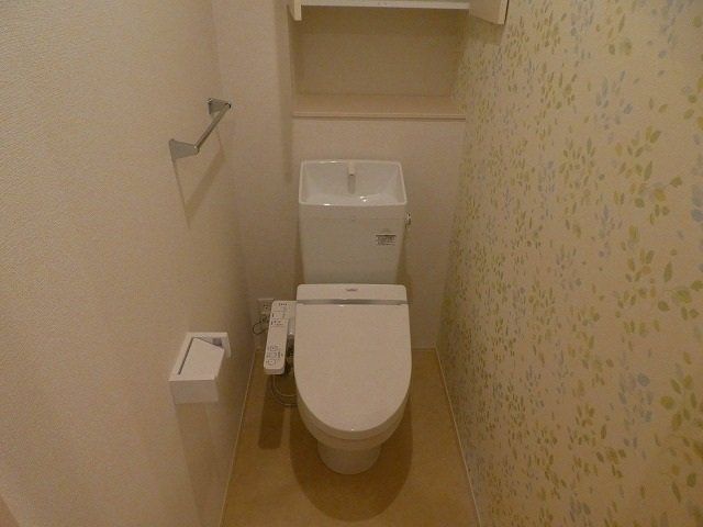 トイレ　温水洗浄便座付きのトイレです。