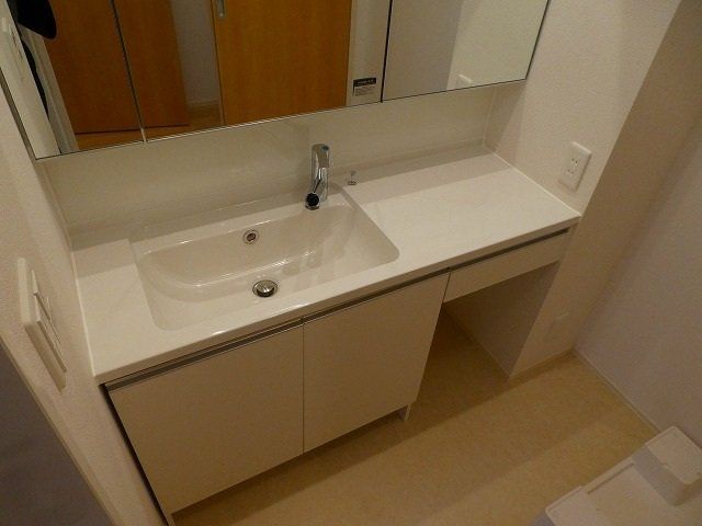 洗面設備　シャンプードレッサーの独立洗面台です。