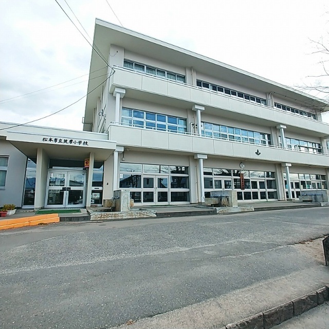 小学校　松本市立筑摩小学校（小学校）まで759m