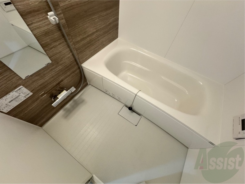 バス・シャワールーム　お風呂です。広々したバスでゆっくりくつろげます。