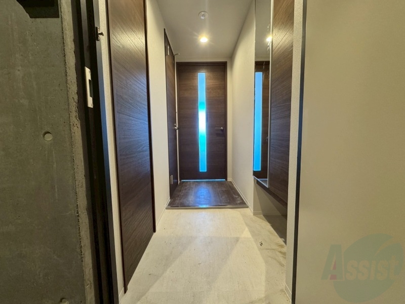 玄関　玄関です。ご覧の通り広々としていますね。