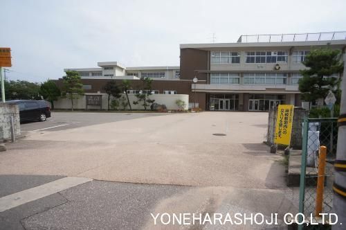 小学校　高岡市立戸出西部小学校（小学校）まで424m