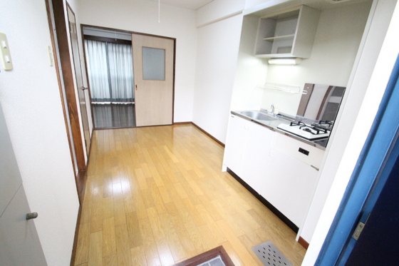 玄関　写真は別の号室のものです。