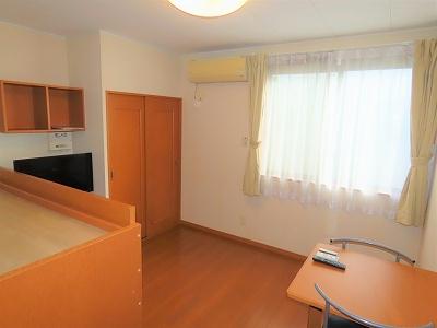 居室・リビング　カーテンやテーブル、テレビも備え付けです