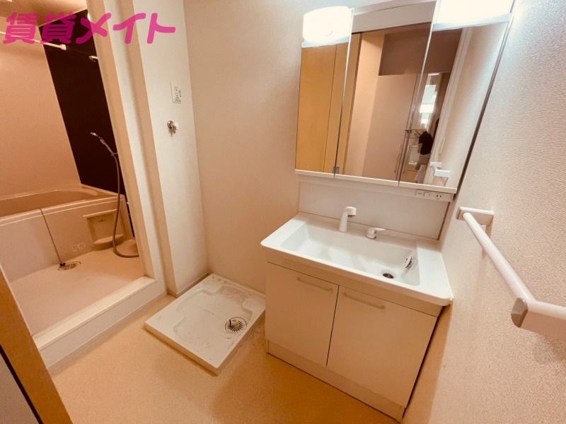 洗面設備　同型反転参考写真です