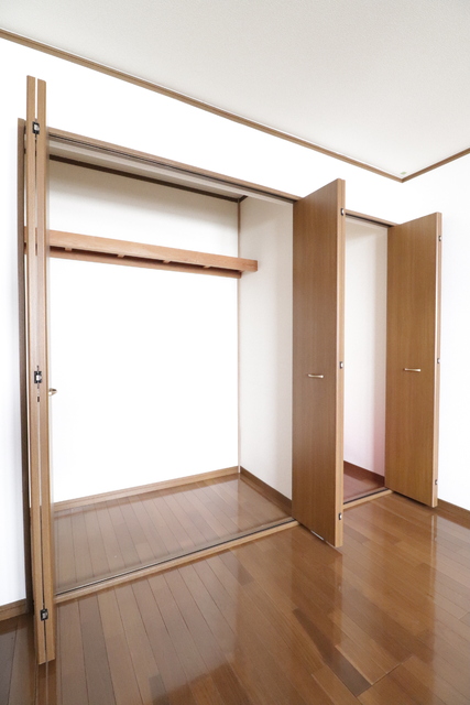 収納　☆玄関側洋室の収納スペース☆