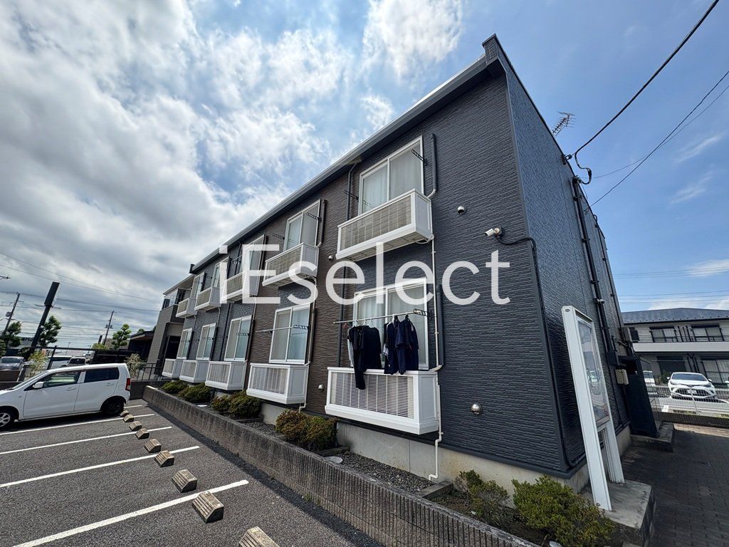 建物外観　家具家電付きの、お買い物や外食に便利な物件です♪