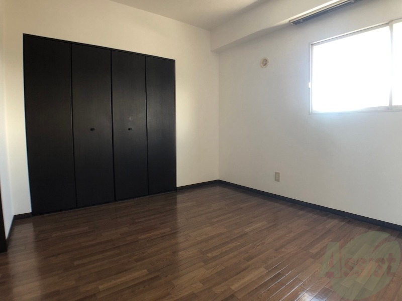 その他部屋・スペース　こちらが寝室です。窓が大きくて明るいですね。