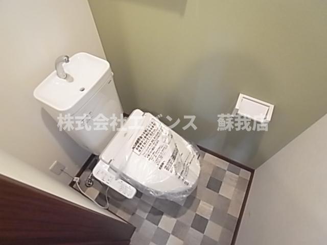 トイレ　落ち着いた色調のトイレです