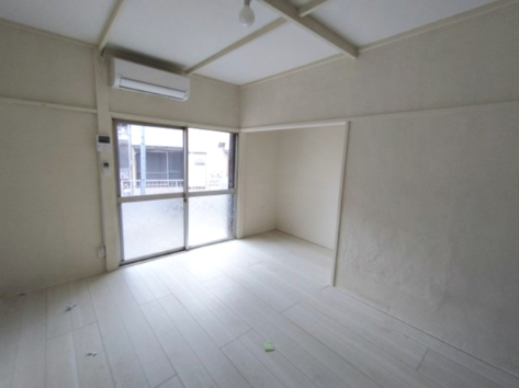 居室・リビング　白い床の明るいお部屋です♪