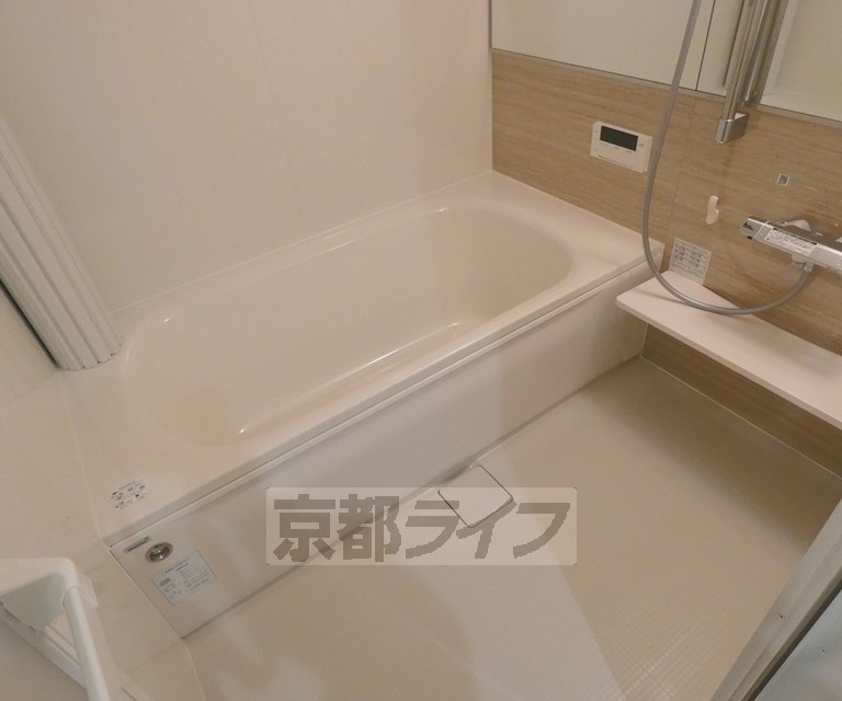 バス・シャワールーム　ゆったりしたバスルームです