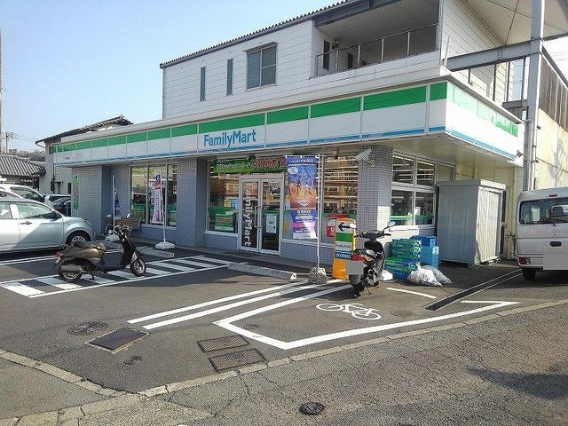 コンビニ　ファミリーマート（コンビニ）まで1100m
