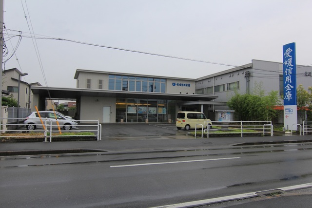 銀行　愛媛信用金庫きし支店（銀行）まで930m