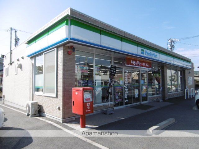 コンビニ　ファミリーマート（コンビニ）まで695m