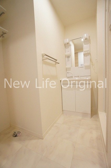 洗面設備　シャワー付き洗面台で忙しい朝でも楽に身支度が出来ます。