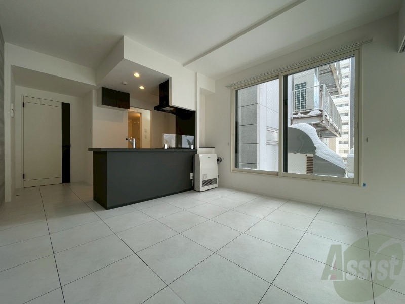 居室・リビング　日当たりが良くて心地よく過ごせそうなお部屋です。