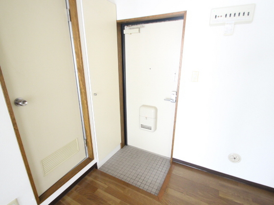 玄関　※別号室の写真です