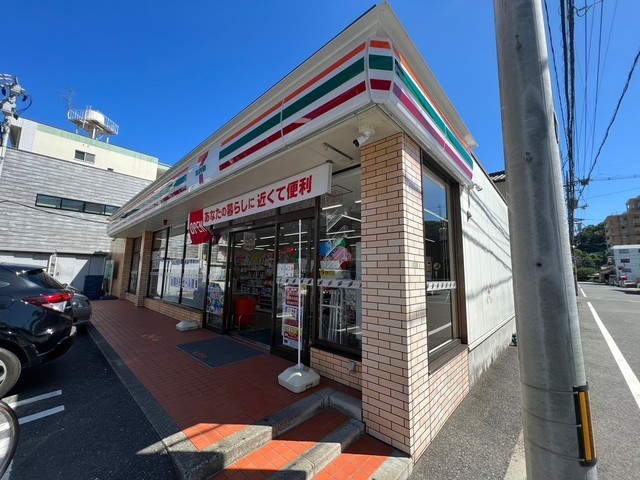 コンビニ　セブンイレブン広島新庄店（コンビニ）まで557m