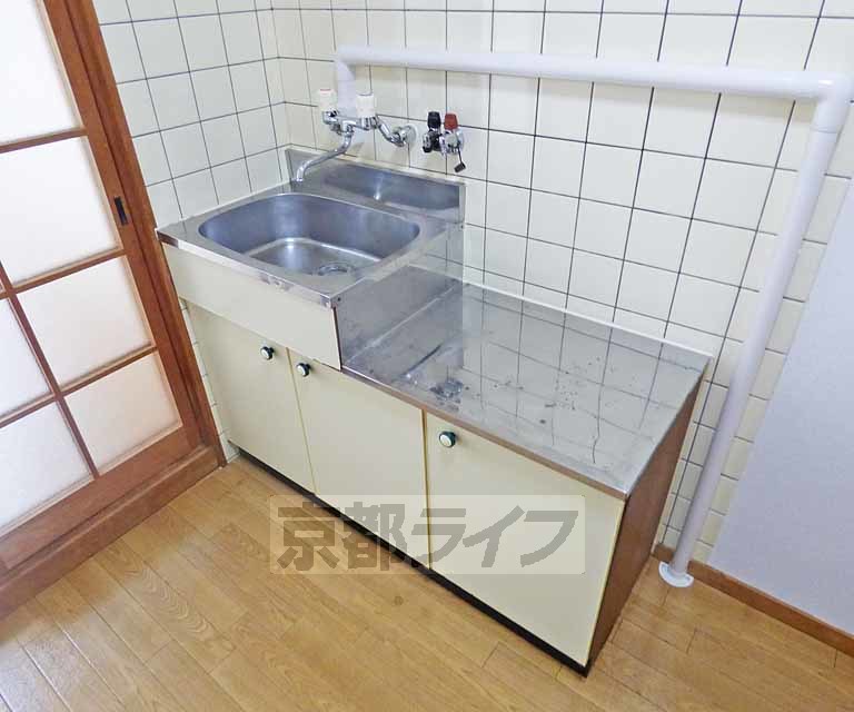 地下鉄烏丸線 北大路駅 徒歩15分 2階建 築67年のキッチン写真