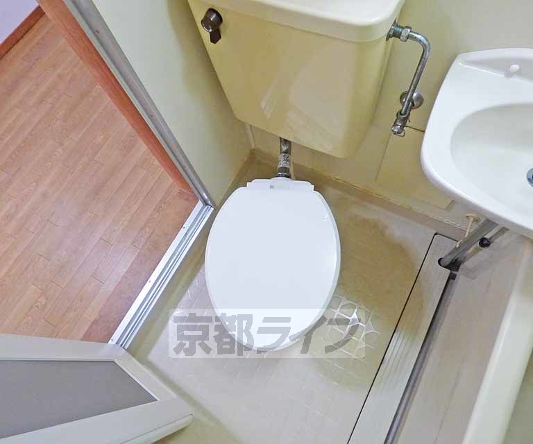 地下鉄烏丸線 北大路駅 徒歩15分 2階建 築67年のトイレ写真
