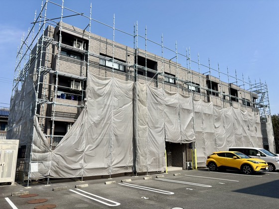 建物外観　外壁工事中