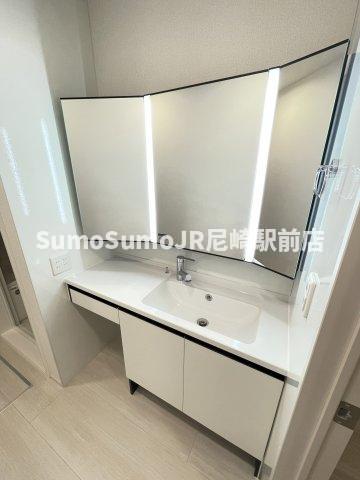 洗面設備　明るい洗面所です