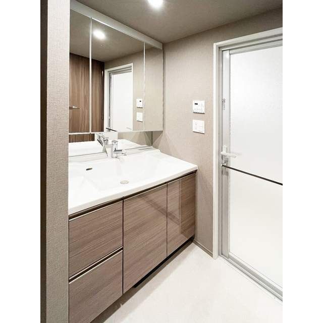 洗面設備　明るい洗面所です