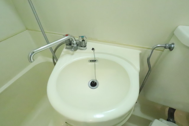 洗面設備　鏡付きの洗面台です☆