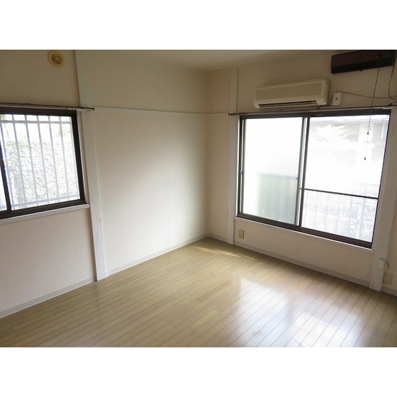 居室・リビング　こちらのリビングで趣味の時間をお楽しみください