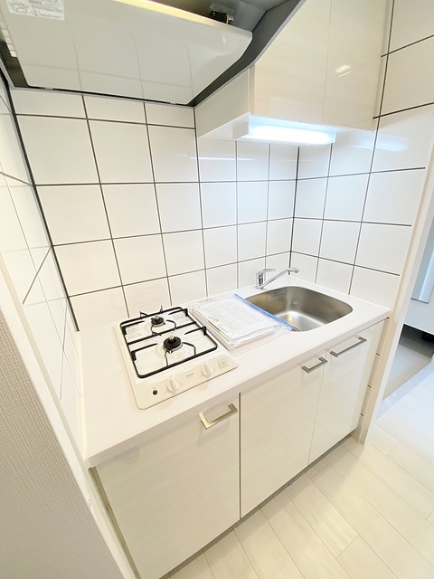 キッチン　２口ガスキッチン・横に冷蔵庫置き場