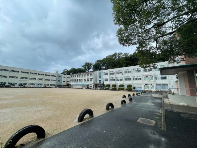 小学校　佐世保市立早岐小学校（小学校）まで2447m