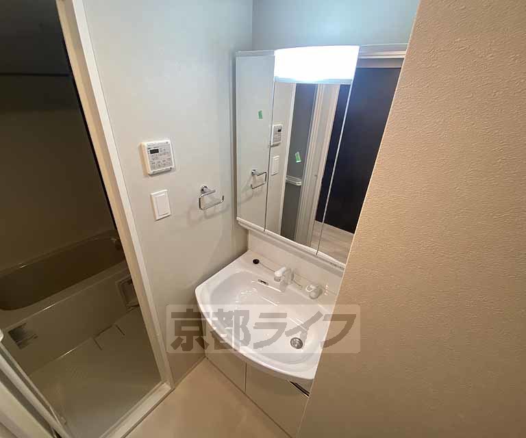 洗面設備　収納性の高い洗面所です。