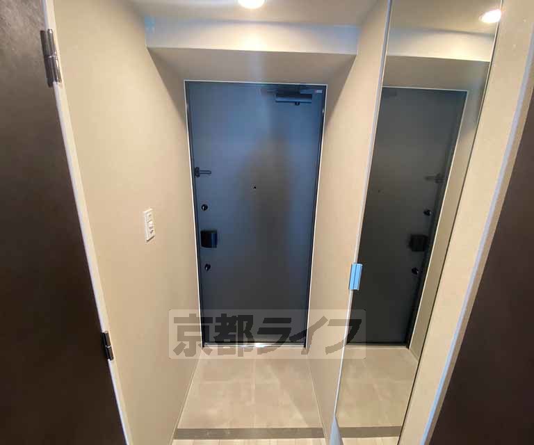 玄関　立ち鏡式シューズＢＯＸを備えています。