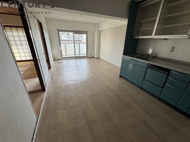 居室・リビング　床色が明るい色合いで、とてもきれいです。