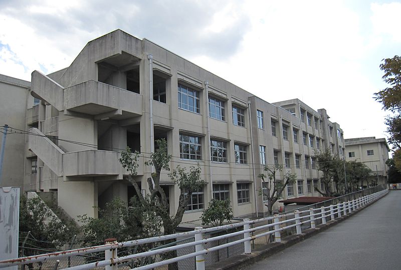 中学校　明石市立魚住東中学校（中学校）まで2013m