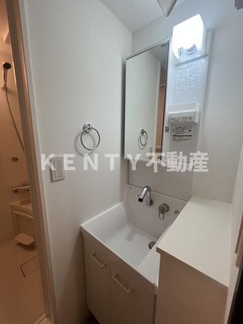 洗面設備　明るい洗面所です